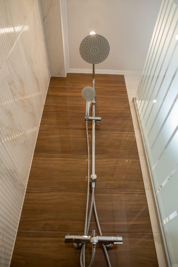 3 Bedrooms Apartment On Nasypna 3 Lviv Ngoại thất bức ảnh